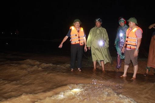 Hà Tĩnh: Huy động hàng trăm người xử lý sự cố nước tràn đê ngập nhà dân trong đêm