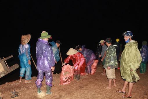 Hà Tĩnh: Huy động hàng trăm người xử lý sự cố nước tràn đê ngập nhà dân trong đêm