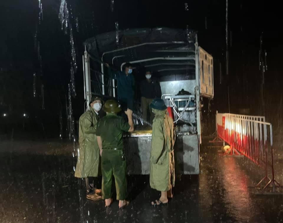 Đối phó với mưa lớn Hà Tĩnh cấp tốc điều xe buýt làm điểm trực chốt phòng chống dịch Covid-19