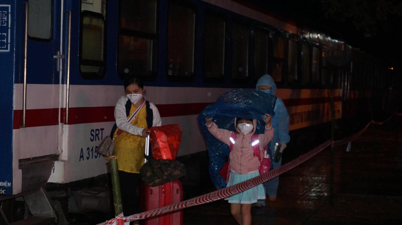 Chuyến tàu chở 814 công dân Hà Tĩnh tránh dịch đã về đến quê nhà