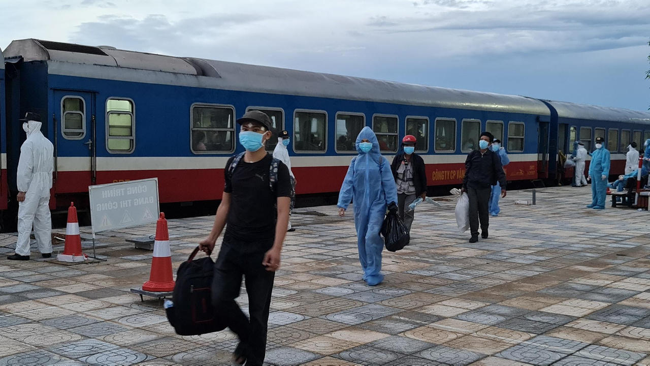 Chuyến tàu chở 814 công dân Hà Tĩnh tránh dịch đã về đến quê nhà