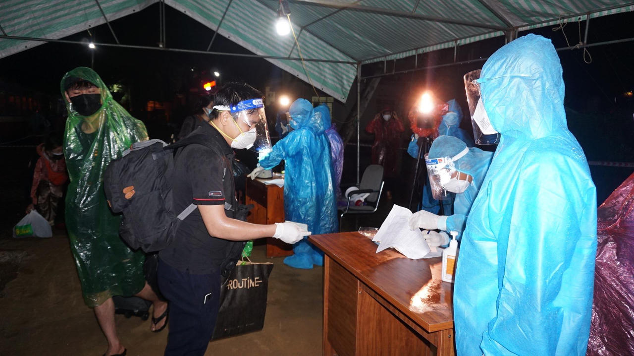 Chuyến tàu chở 814 công dân Hà Tĩnh tránh dịch đã về đến quê nhà