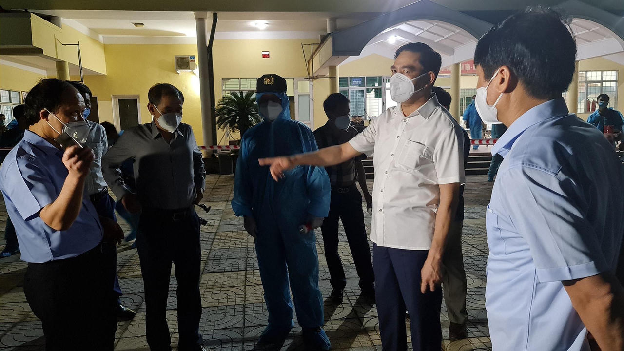 Chuyến tàu chở 814 công dân Hà Tĩnh tránh dịch đã về đến quê nhà