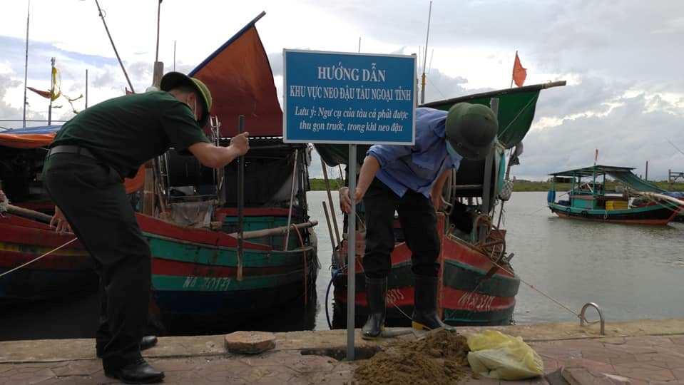 Hỗ trợ ngư dân chằng néo tàu thuyền tránh trú bão CONSON