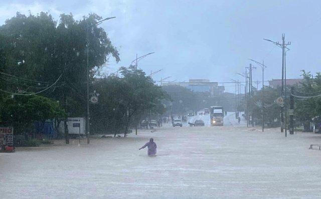 Ngập sâu tuyến Quốc lộ 1 qua thị xã Kỳ Anh do mưa lớn