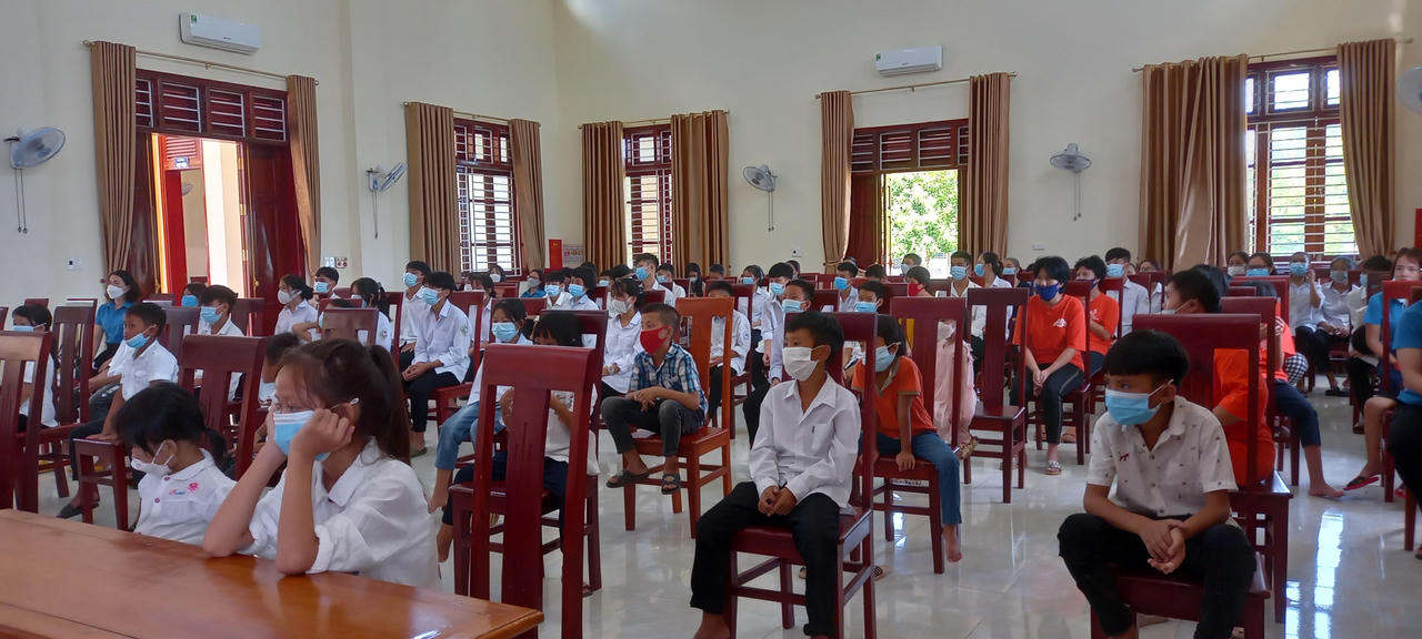 Trao học bổng cho 2 em mồ côi đỗ đại học
