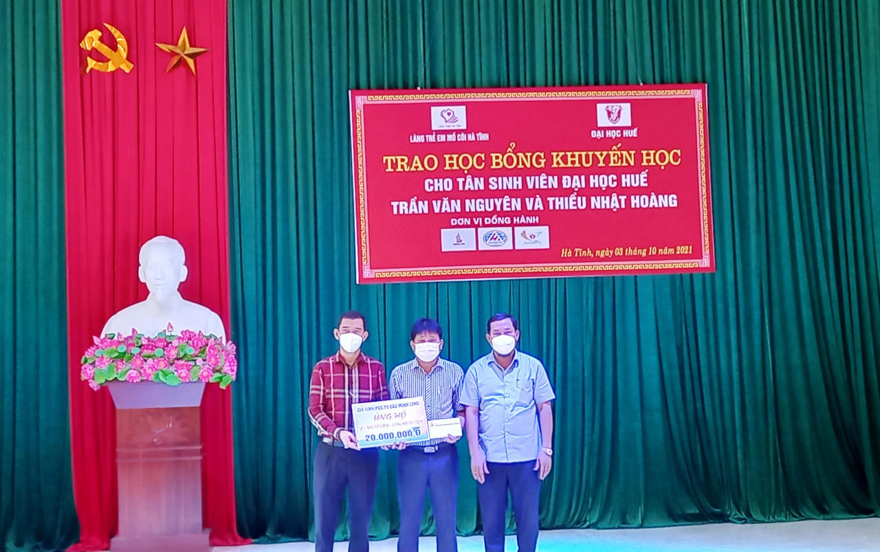 Trao học bổng cho 2 em mồ côi đỗ đại học