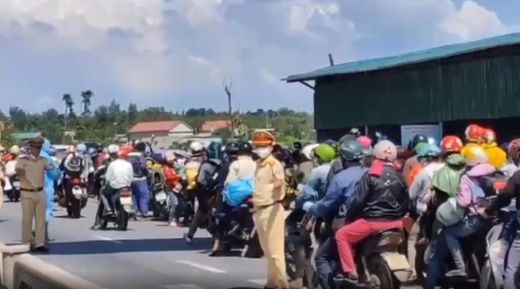 Hỗ trợ hàng nghìn người về quê bằng xe máy qua địa bàn Hà Tĩnh 