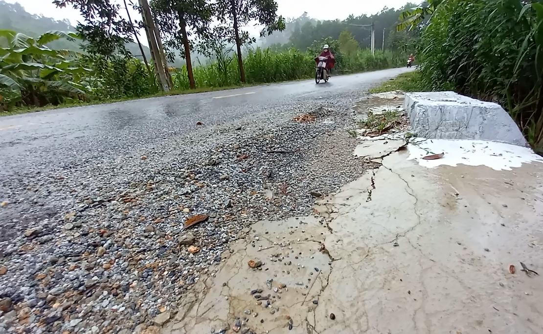 Tuyến đường hơn 10 tỷ đồng vừa nâng cấp đã sụt lún sau trận mưa
