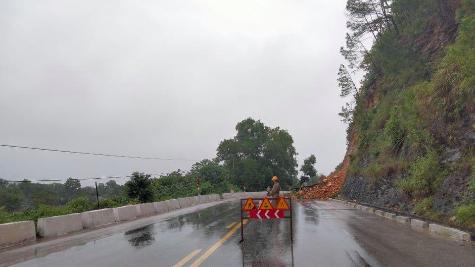 Sạt lở núi trong đêm, giao thông trên Quốc lộ 8A bị cản trở