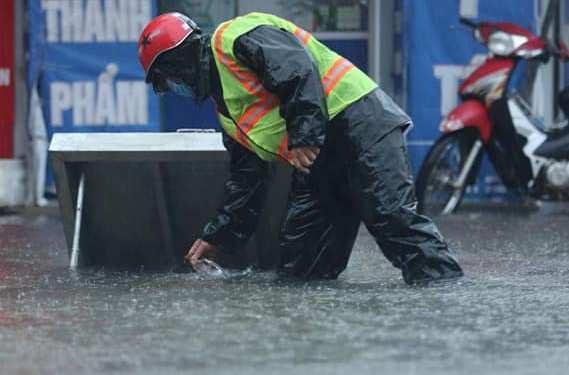 Đường phố ở TP Hà Tĩnh thành sông sau đợt mưa lớn