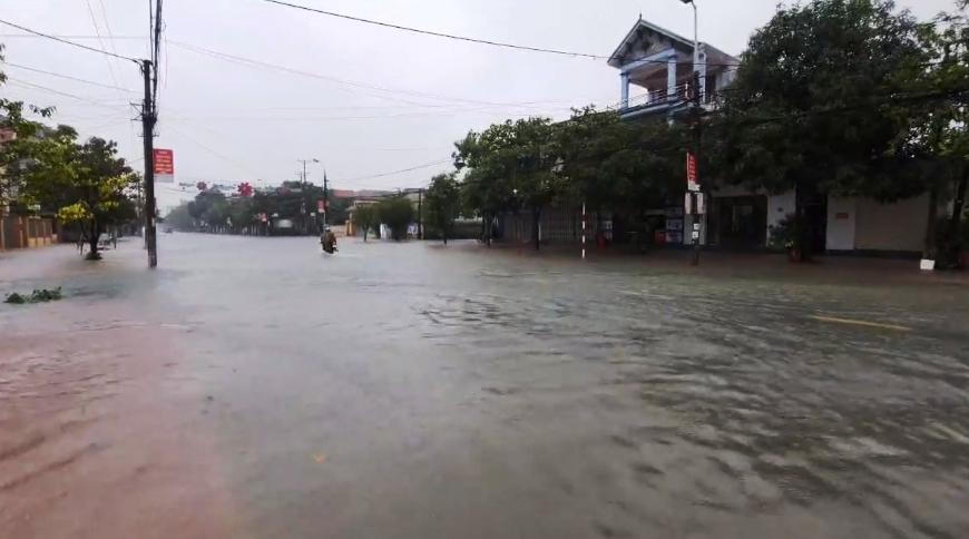 Đường phố ở TP Hà Tĩnh thành sông sau đợt mưa lớn