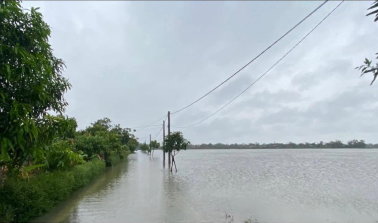 Hà Tĩnh mưa lớn, hồ chứa xả tràn, hạ du ngập cục bộ