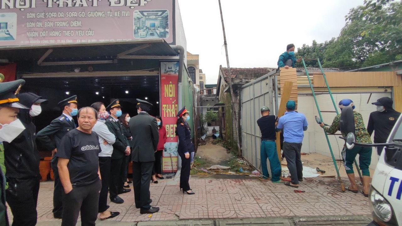 Tổ chức thi hành án cưỡng chế tháo dỡ ki-ốt xây dựng trên đất lấn chiếm