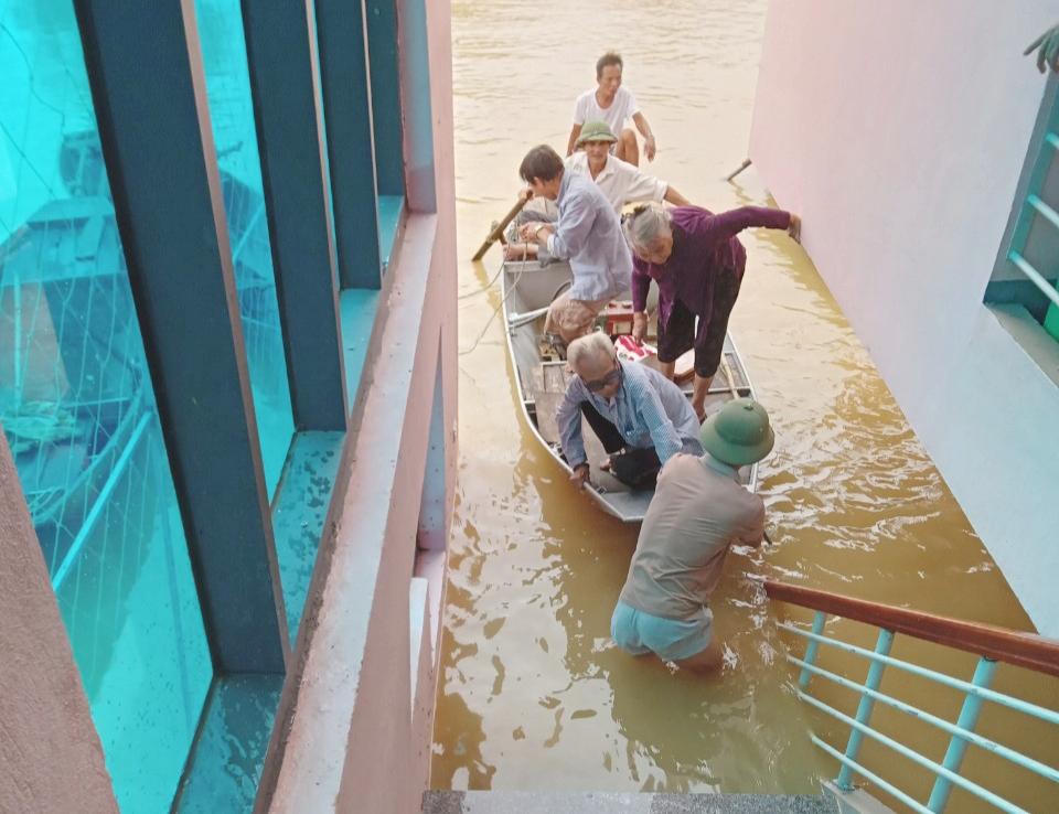 Người dân Hà Tĩnh an toàn trong ngôi nhà văn hóa cộng đồng tránh trú bão, lũ