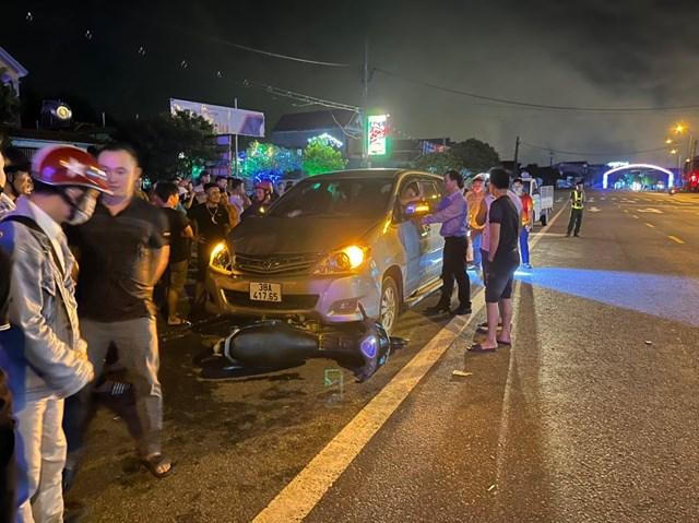 Khởi tố tài xế điều khiển ô tô tông kéo lê xe máy trên quốc lộ