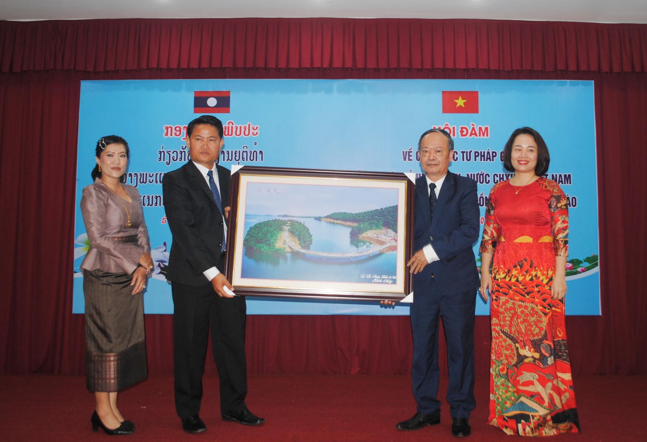 Sở Tư pháp tỉnh Hà Tĩnh và Sở Tư pháp tỉnh Khăm Muồn hội đàm về công tác tư pháp