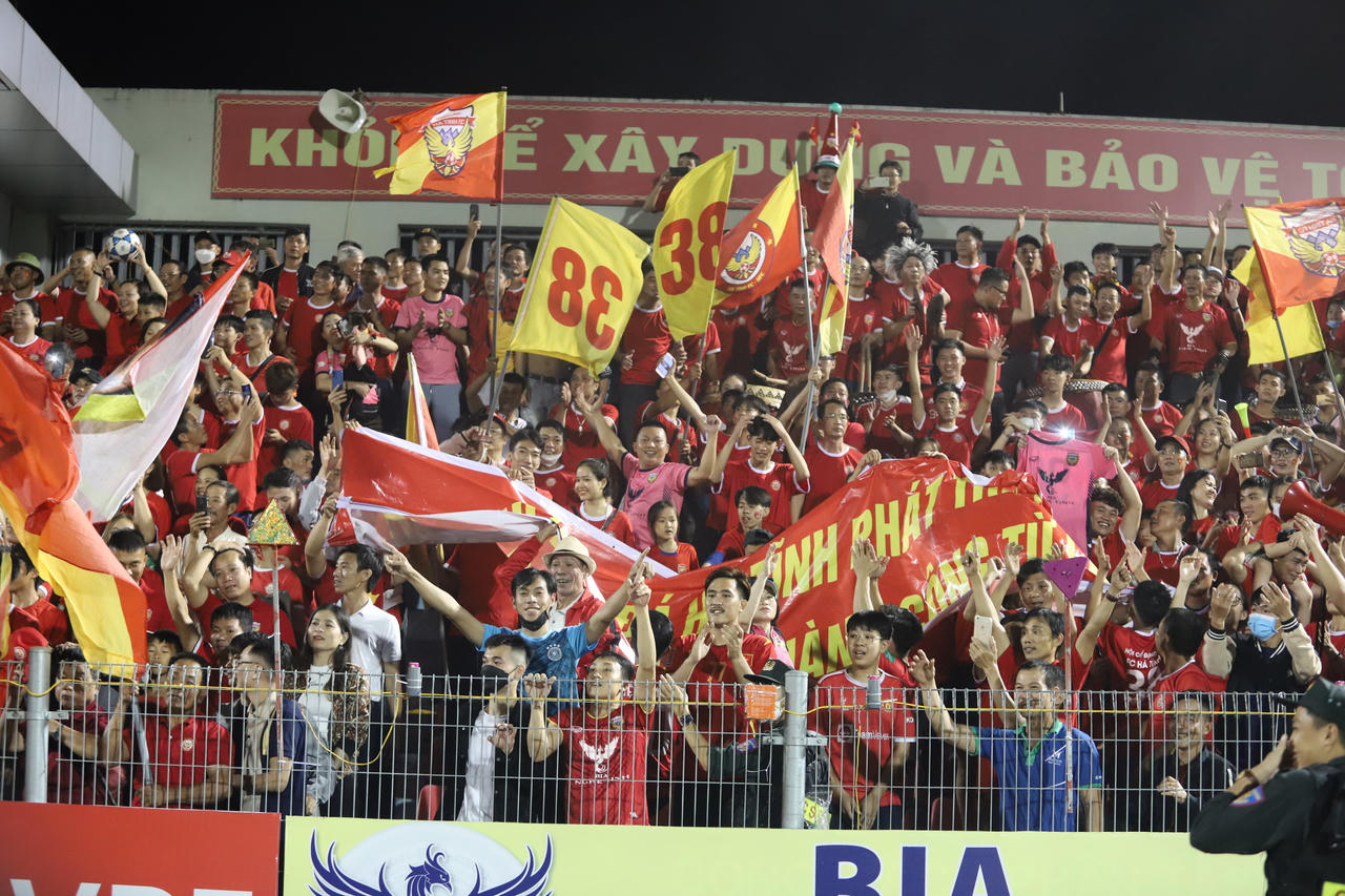 Hàng ngàn cổ động viên nán lại sân chúc mừng Hồng Lĩnh Hà Tĩnh trụ hạng V.league 2022