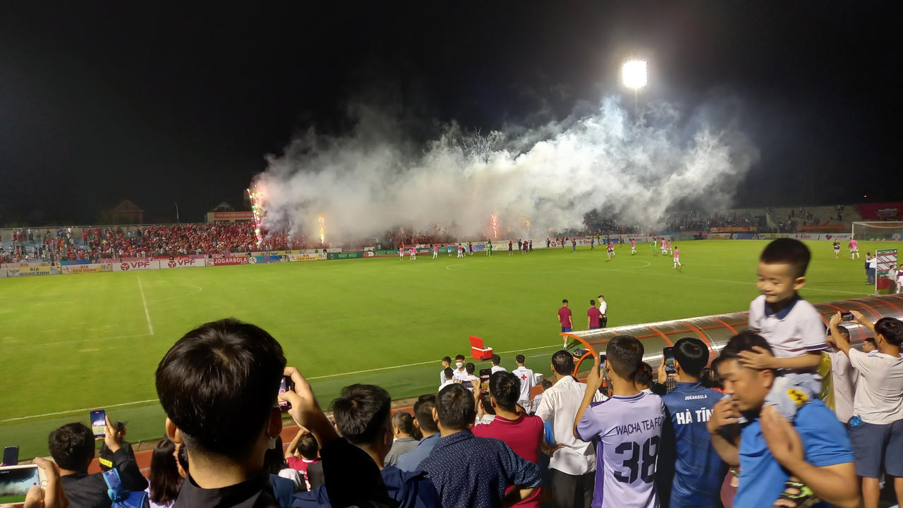 Hàng ngàn cổ động viên nán lại sân chúc mừng Hồng Lĩnh Hà Tĩnh trụ hạng V.league 2022