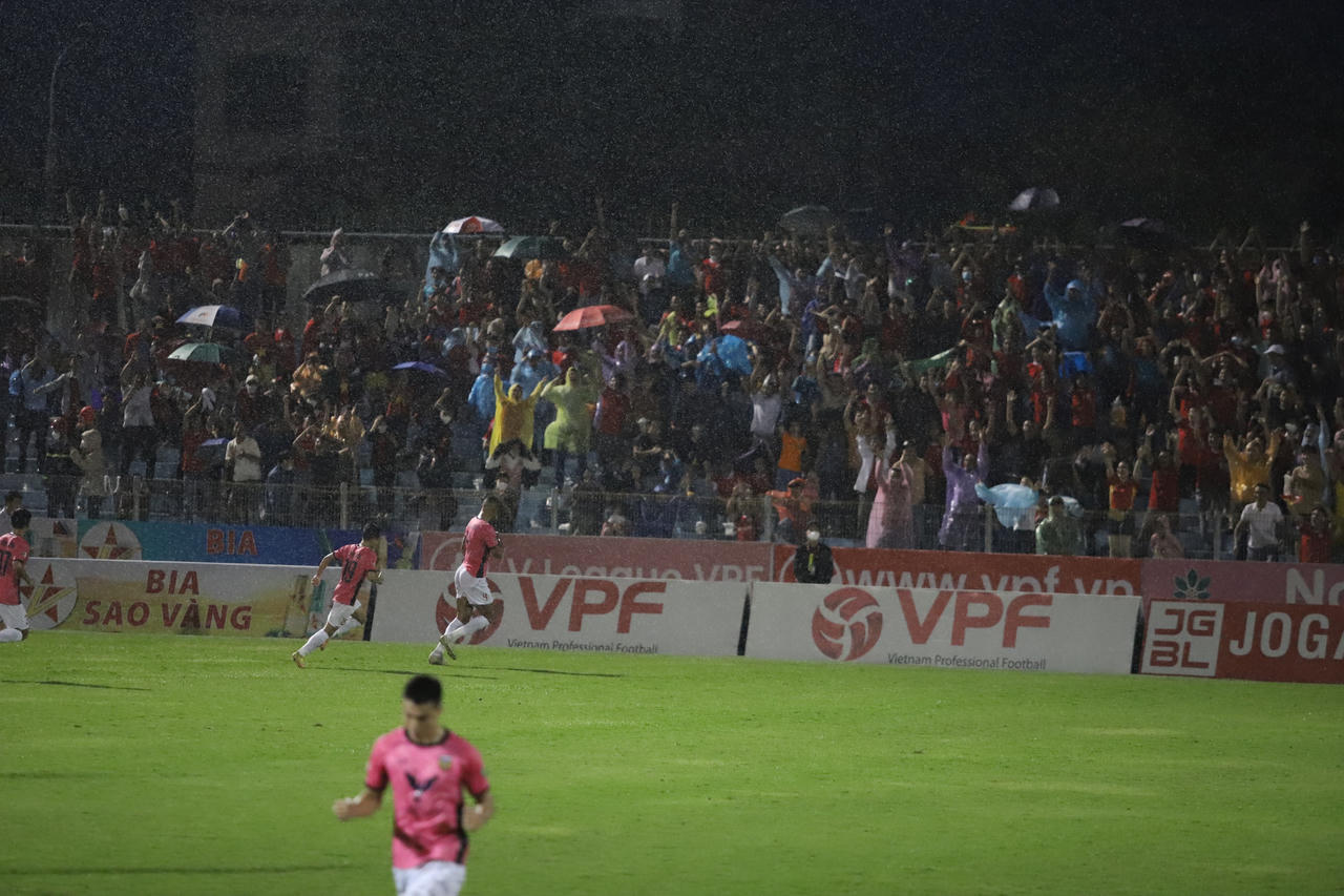 Hàng ngàn cổ động viên nán lại sân chúc mừng Hồng Lĩnh Hà Tĩnh trụ hạng V.league 2022