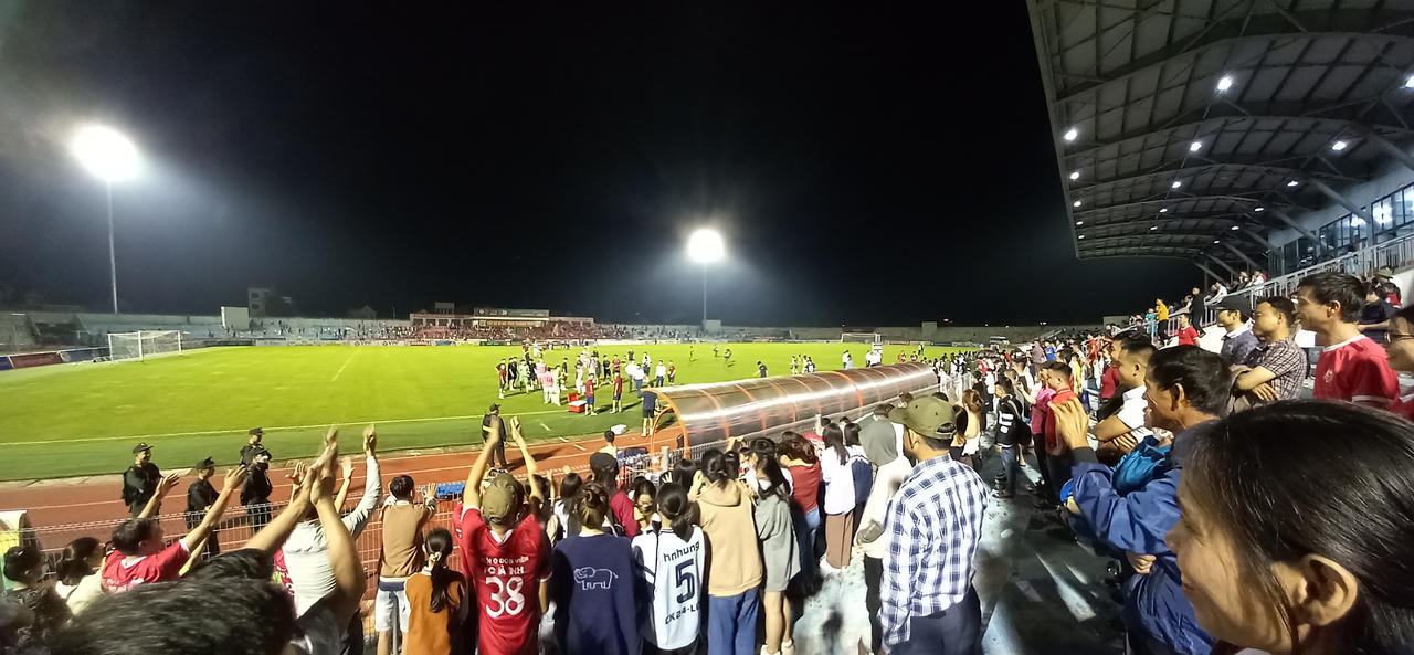 Hàng ngàn cổ động viên nán lại sân chúc mừng Hồng Lĩnh Hà Tĩnh trụ hạng V.league 2022