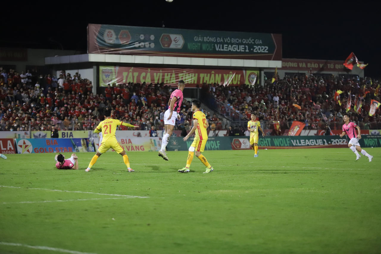 Hàng ngàn cổ động viên nán lại sân chúc mừng Hồng Lĩnh Hà Tĩnh trụ hạng V.league 2022