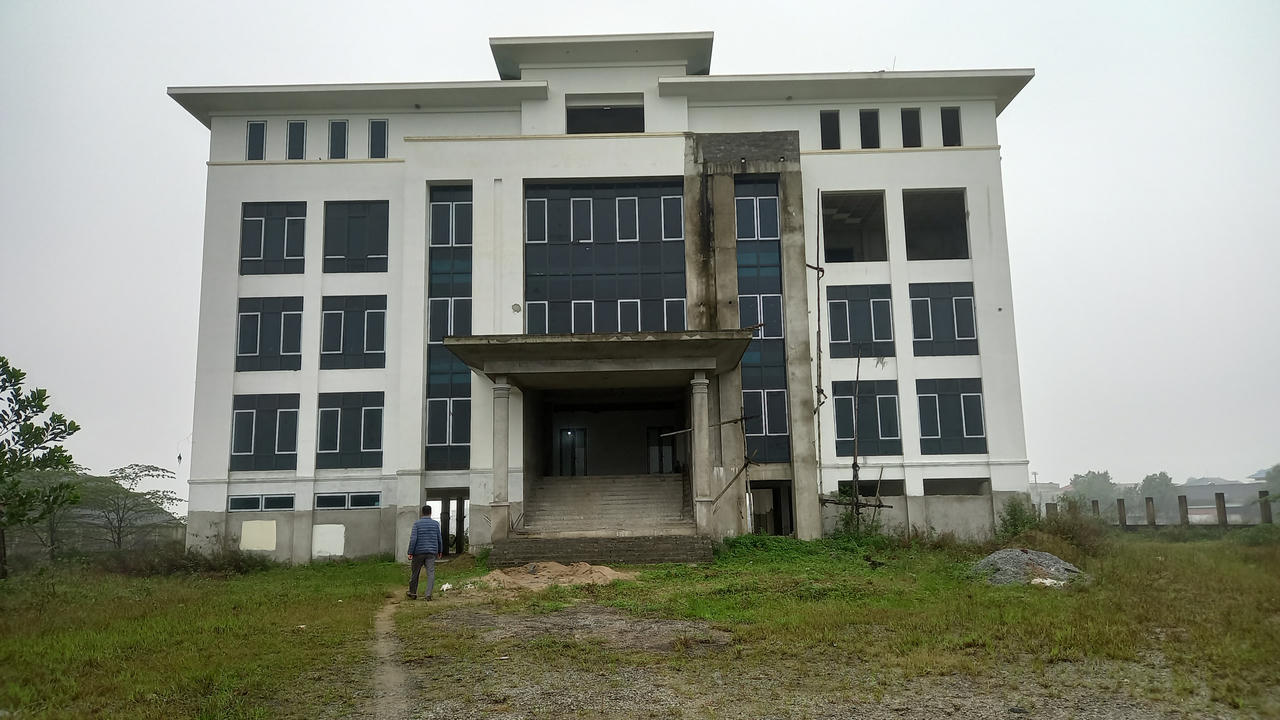 Hà Tĩnh: Trụ sở hơn 16 tỷ đồng dang dở, ngổn ngang 