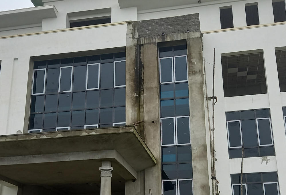 Hà Tĩnh: Trụ sở hơn 16 tỷ đồng dang dở, ngổn ngang 