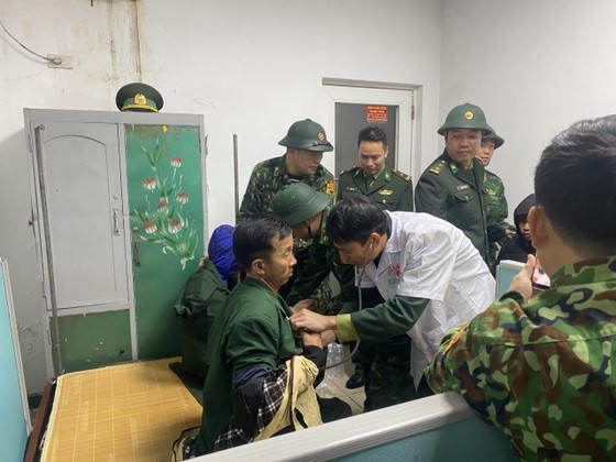 Cứu 7 ngư dân rơi xuống biển