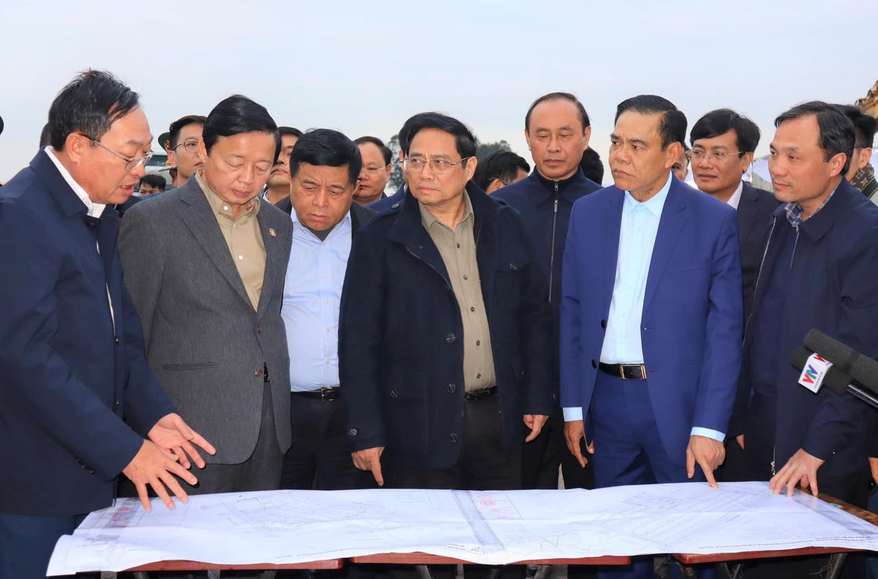 Thủ tướng Chính phủ dâng hương tại Khu di tích Ngã ba Đồng Lộc và đi kiểm tra tiến độ thi công cao tốc Bắc - Nam