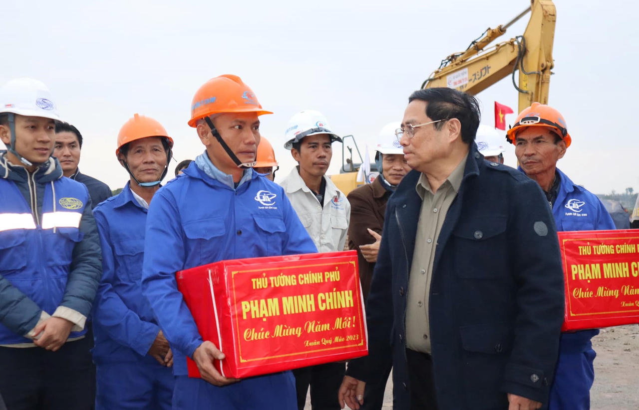 Thủ tướng Chính phủ dâng hương tại Khu di tích Ngã ba Đồng Lộc và đi kiểm tra tiến độ thi công cao tốc Bắc - Nam