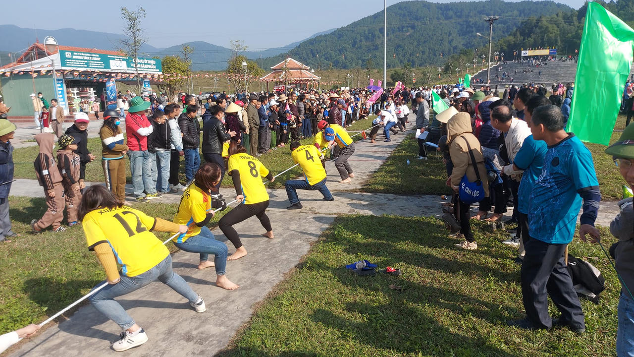 Chùa Hương Tích đón hơn 6 vạn du khách sau gần 1 tuần khai hội