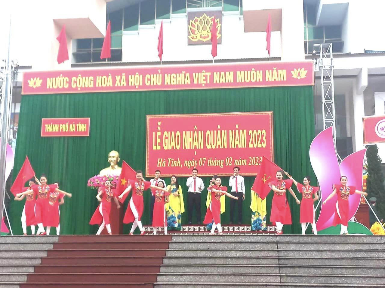 1.445 thanh niên ở Hà Tĩnh hăng hái lên đường nhập ngũ