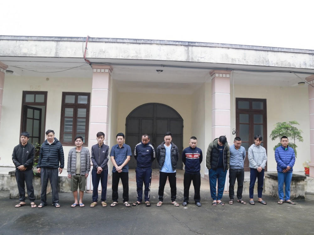 Đột kích sới bạc 'bịp' bắt 12 đối tượng tại Hà Tĩnh
