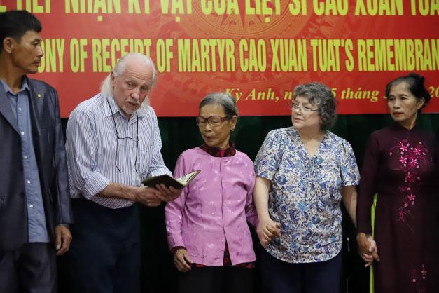 Xúc động đón nhận kỷ vật liệt sĩ từ cựu binh Mỹ sau 56 năm