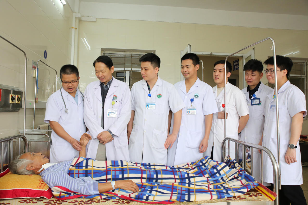 Cứu cụ ông bị bò kéo ngã khiến thanh sắt đâm thấu cổ