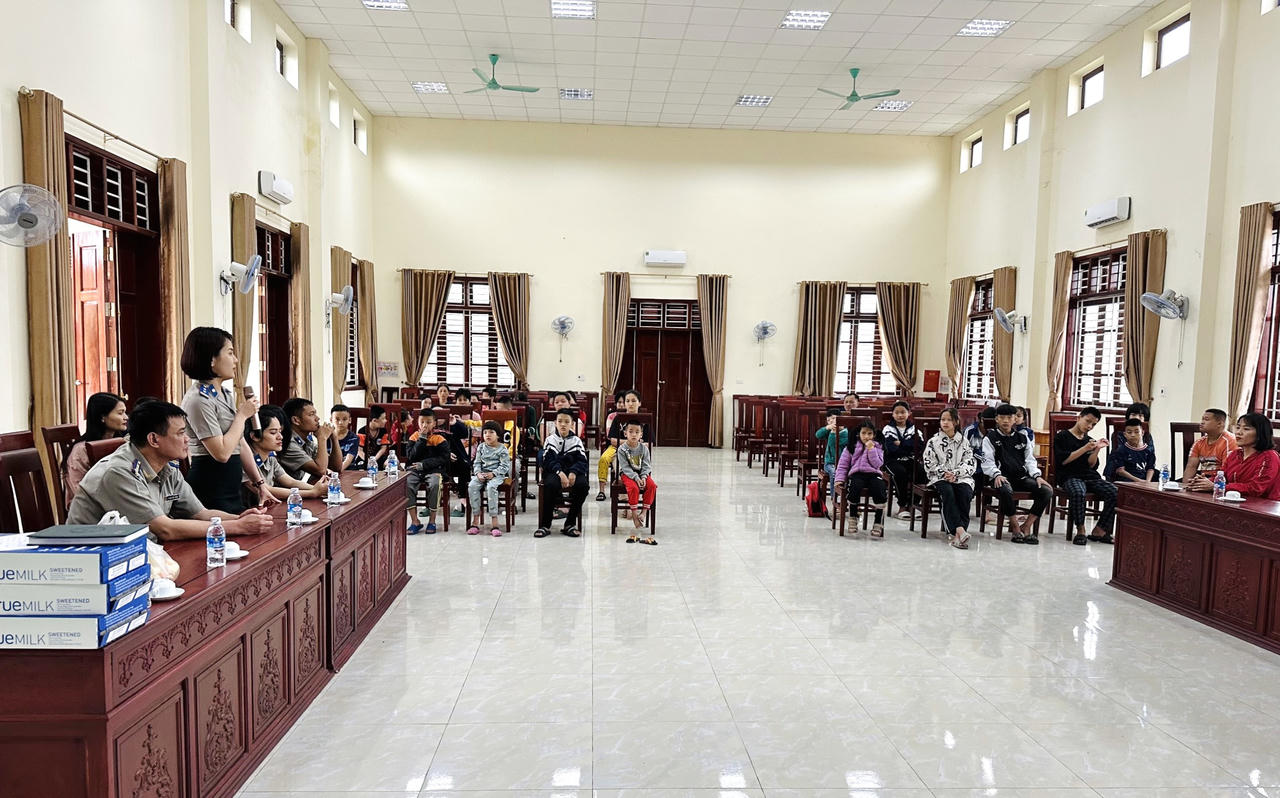 Chi đoàn thanh niên Cục THADS Hà Tĩnh trao quà cho Làng trẻ em SOS