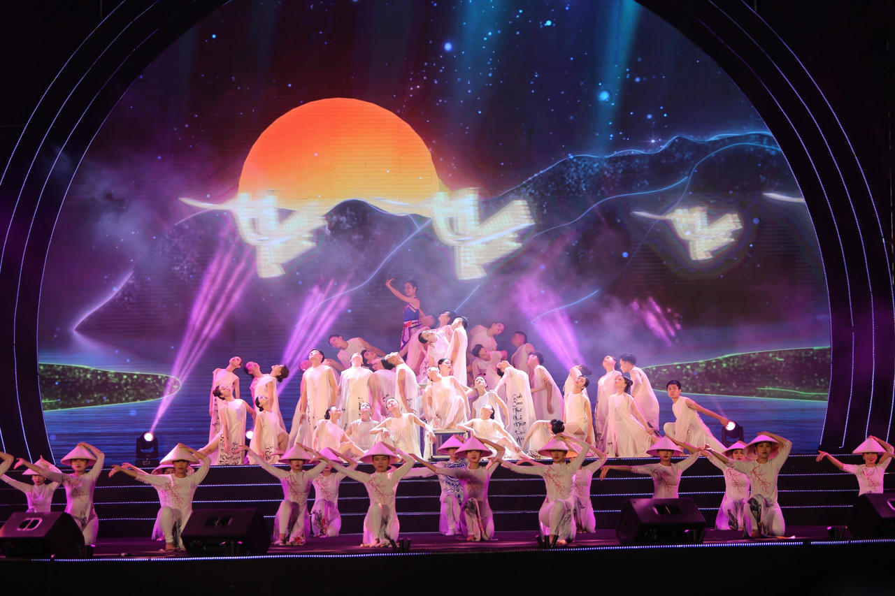 Hà Tĩnh rực rỡ pháo hoa khai trương du lịch biển