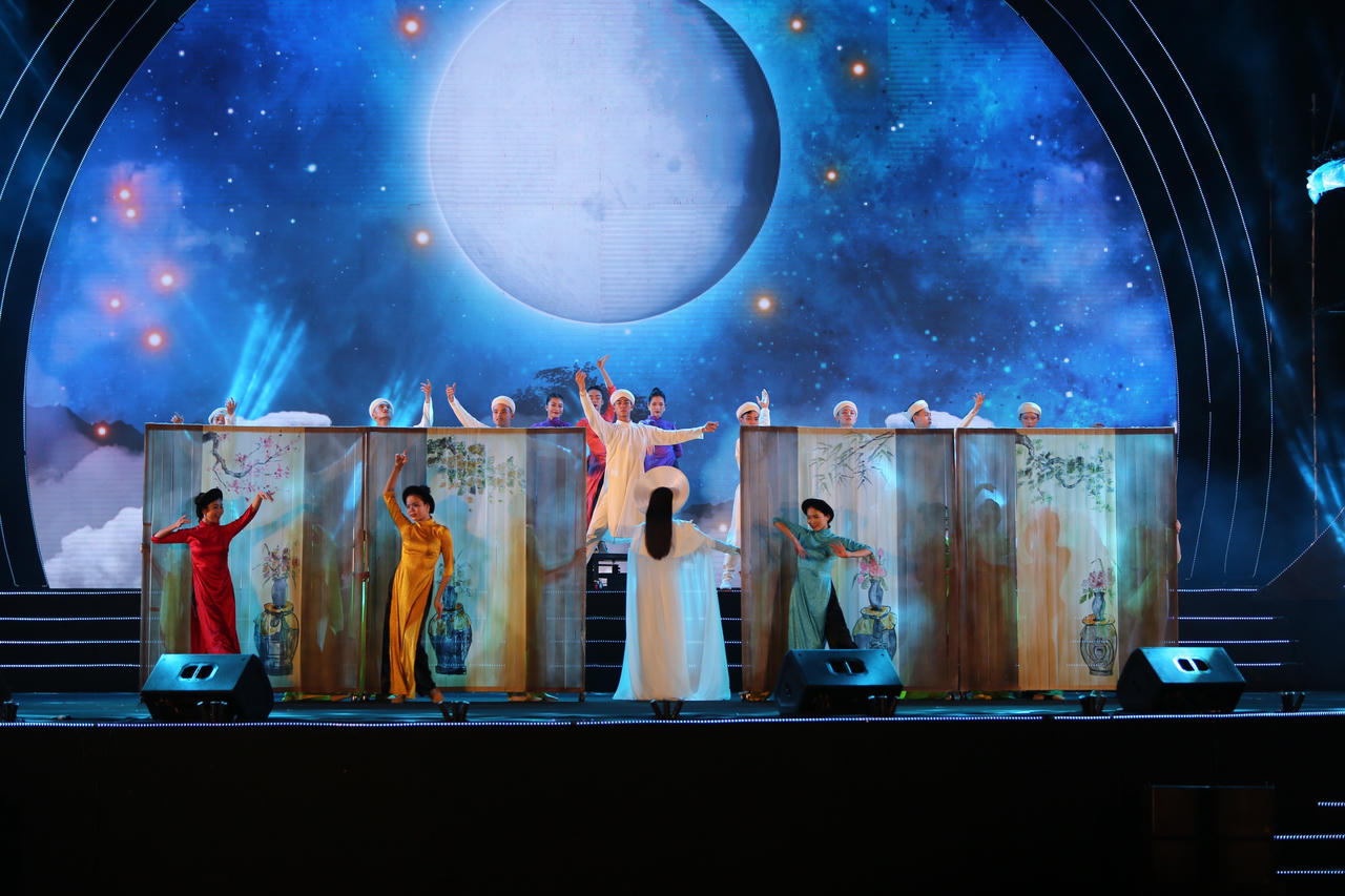 Hà Tĩnh rực rỡ pháo hoa khai trương du lịch biển