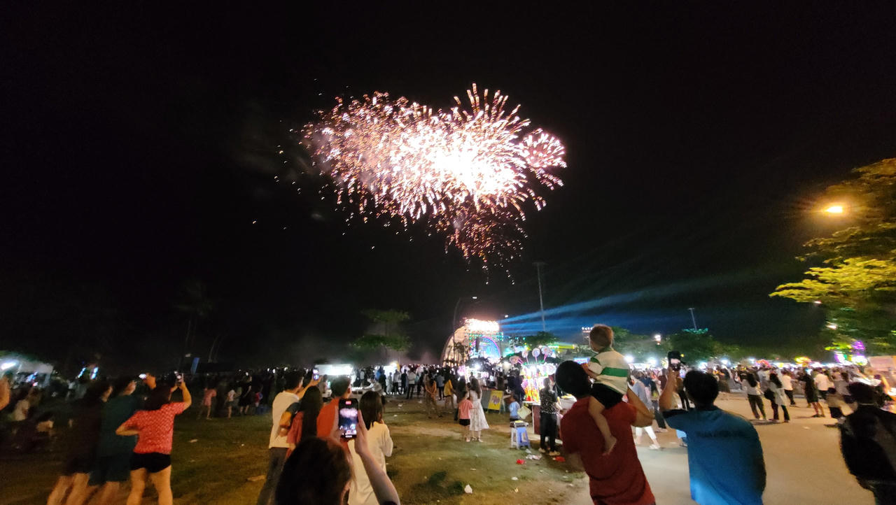 Hà Tĩnh rực rỡ pháo hoa khai trương du lịch biển