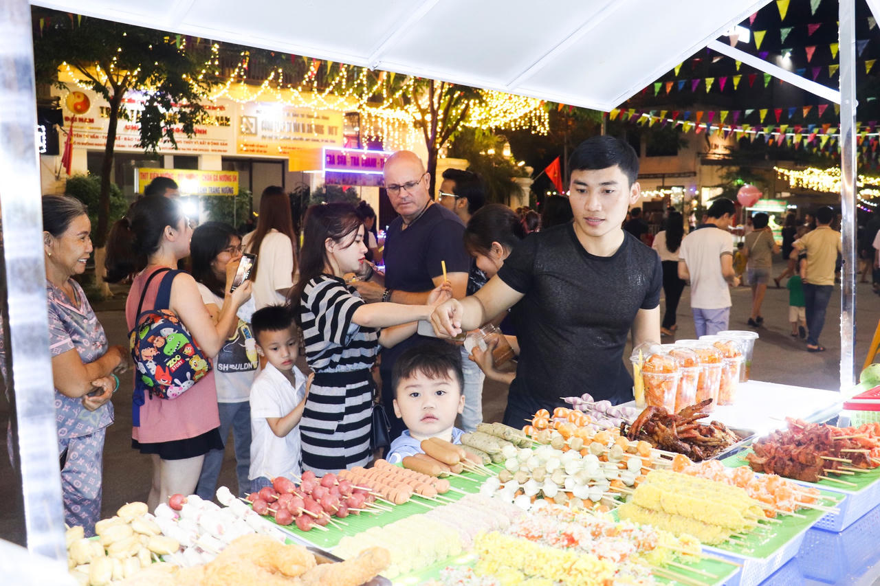 Hà Tĩnh khai trương phố đi bộ, ẩm thực độc đáo