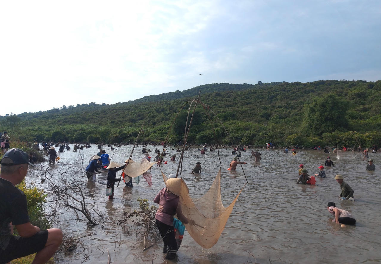 Hàng nghìn người tham gia lễ hội đánh cá Vực Rào