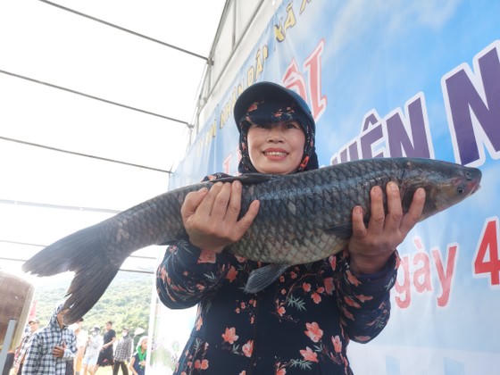 Hàng nghìn người tham gia lễ hội đánh cá Vực Rào