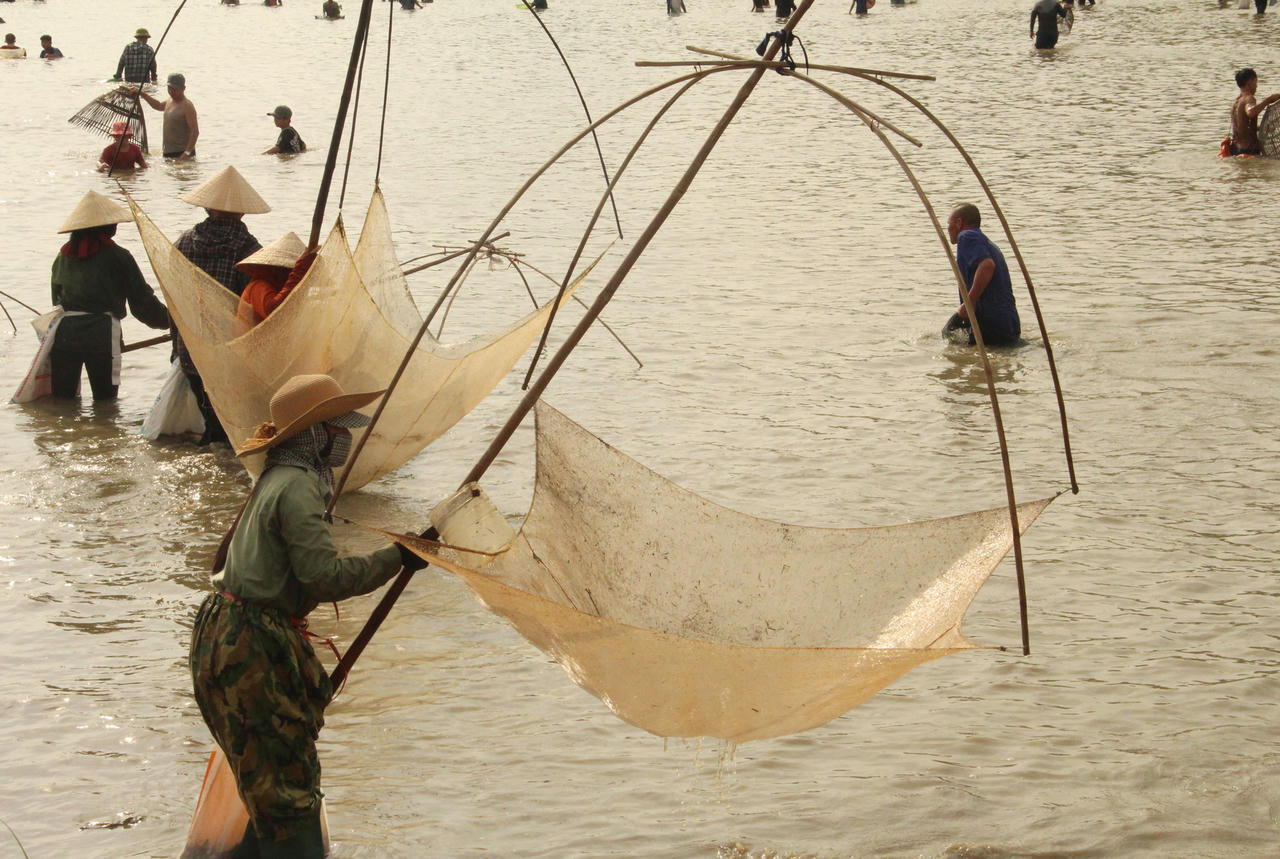 Hàng nghìn người tham gia lễ hội đánh cá Vực Rào