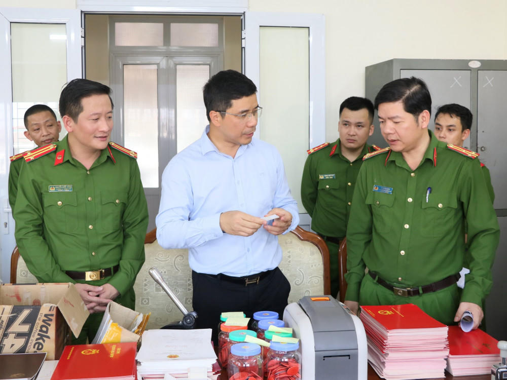 Phá đường dây làm hàng nghìn bằng cấp, giấy tờ giả ở Hà Tĩnh