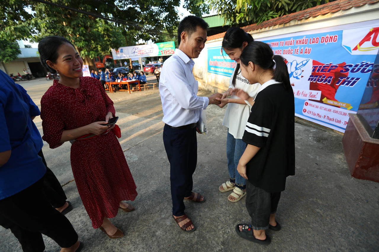 Trưởng thôn 46 tuổi đỗ tốt nghiệp THPT, hướng tới sẽ là sinh viên Đại học Vinh