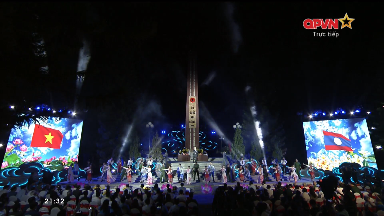 Phó Thủ tướng Trần Hồng Hà dâng hương tri ân liệt sỹ và tặng quà gia đình chính sách ở Hà Tĩnh