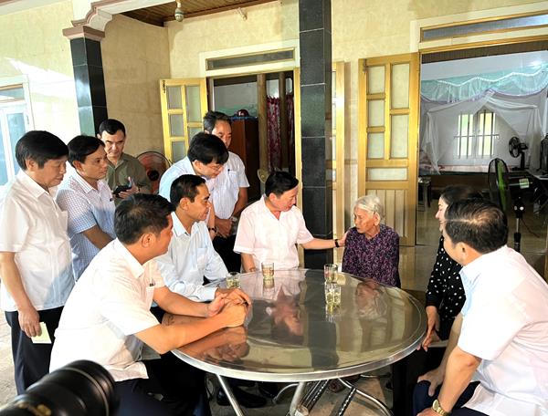 Phó Thủ tướng Trần Hồng Hà dâng hương tri ân liệt sỹ và tặng quà gia đình chính sách ở Hà Tĩnh