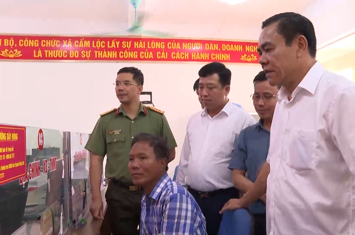 Chủ tịch Hà Tĩnh công khai số điện thoại cá nhân tiếp nhận phản ánh nhũng nhiễu từ cơ sở 