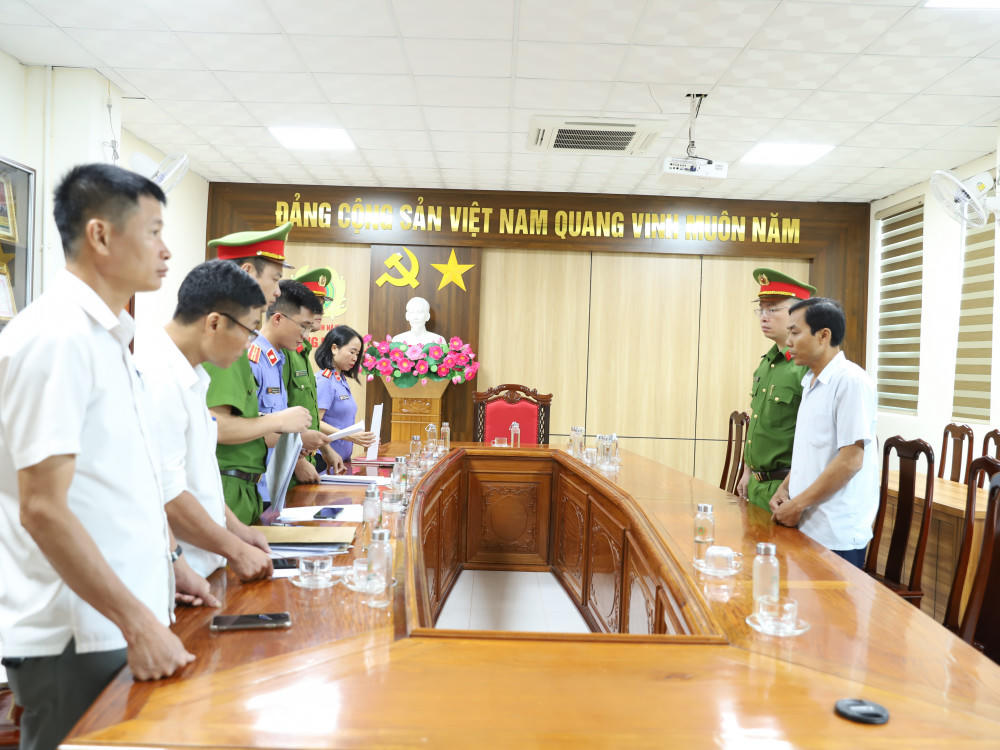Bắt 2 nguyên kế toán xã Thạch Bằng (Hà Tĩnh) lạm quyền trong khi thi hành công vụ